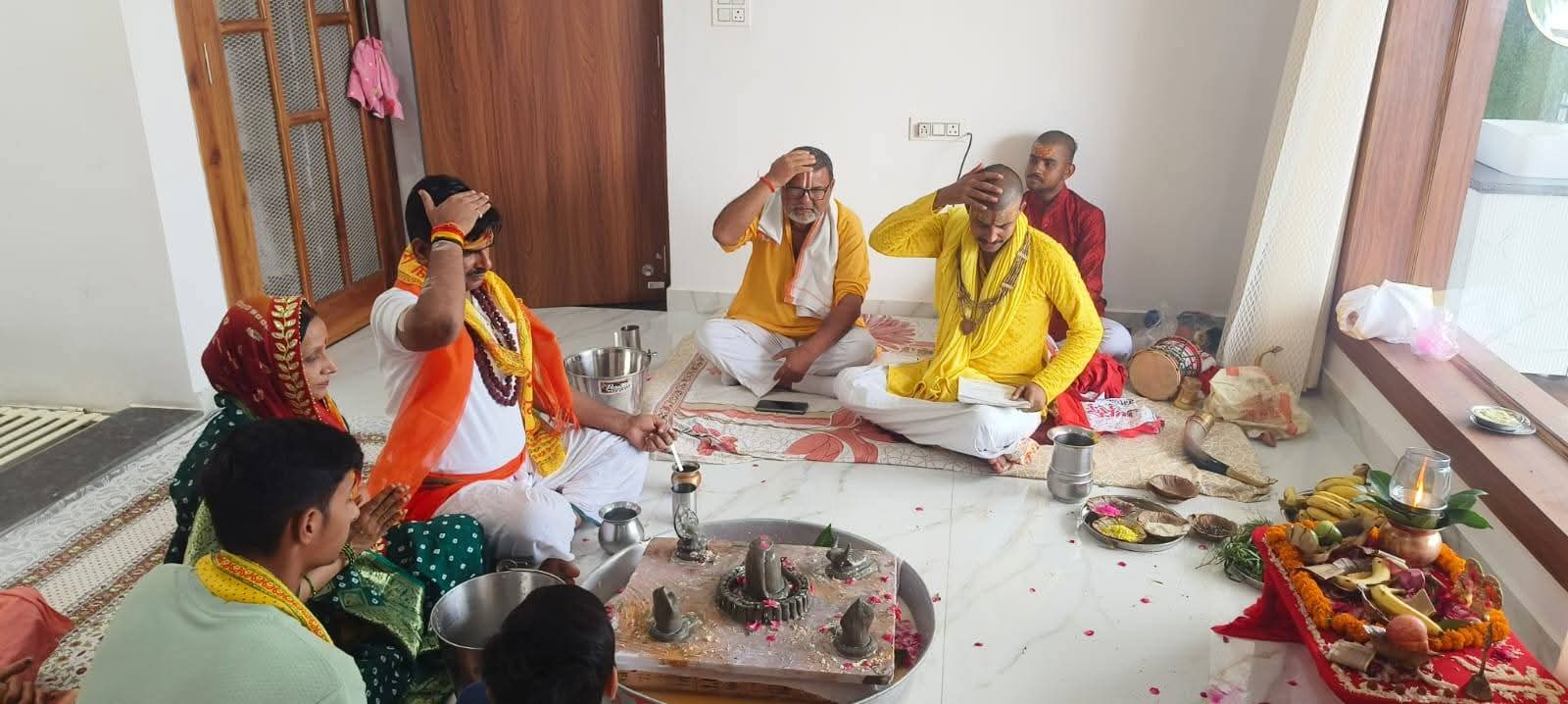 भक्तों के साथ महाराज जी